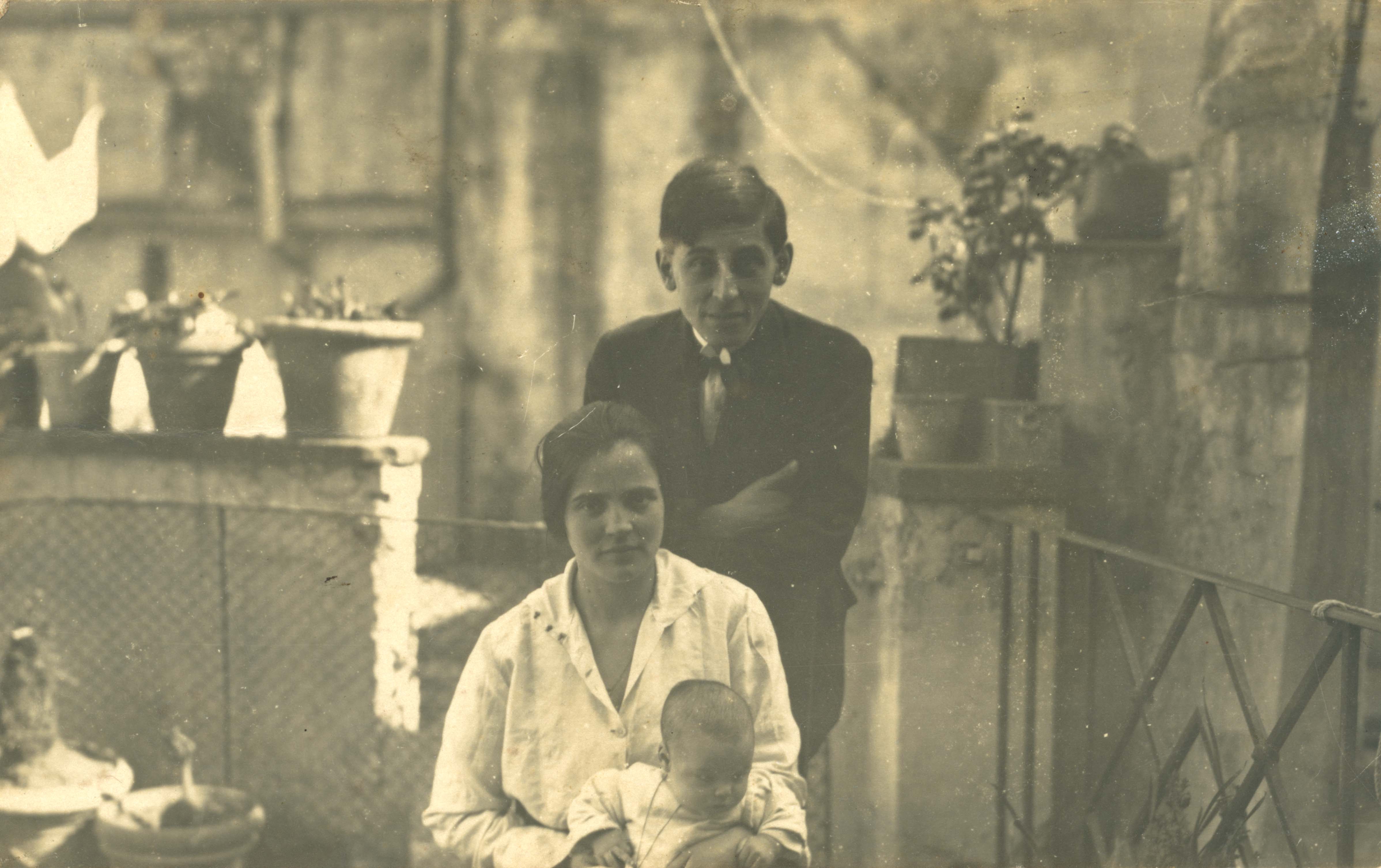 José Carlos Mariátegui junto a Anna Chiappe y su hijo Sandro