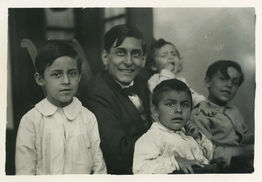 José Carlos Mariátegui con sus cuatro hijos